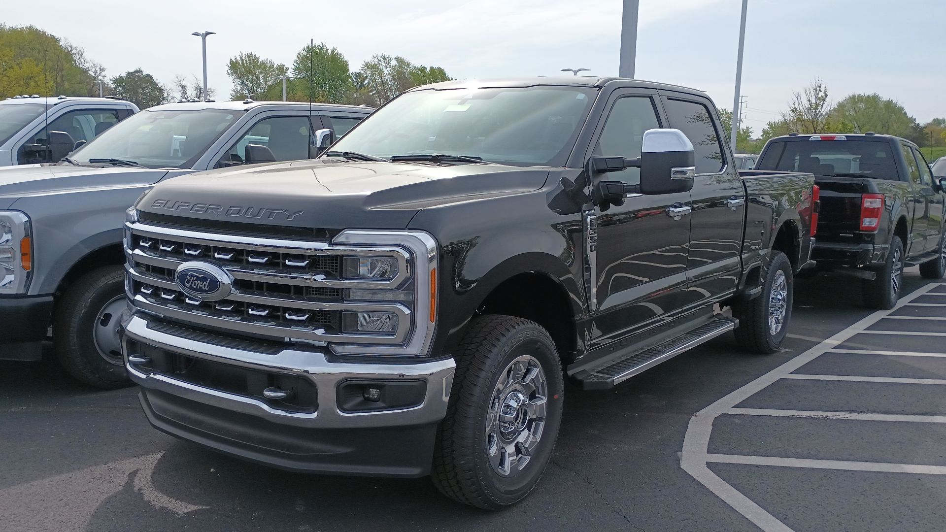 File:2023 Ford F-350 Super Duty front view.jpg