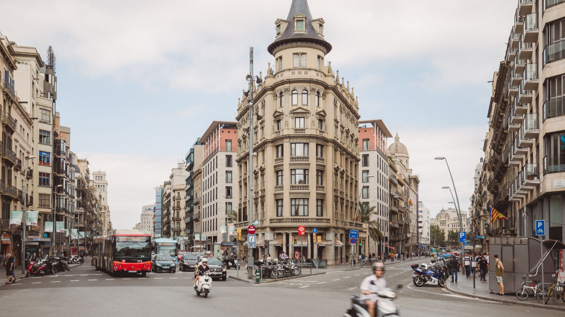 File:Street Traffic In Barcelona (166082009).jpeg