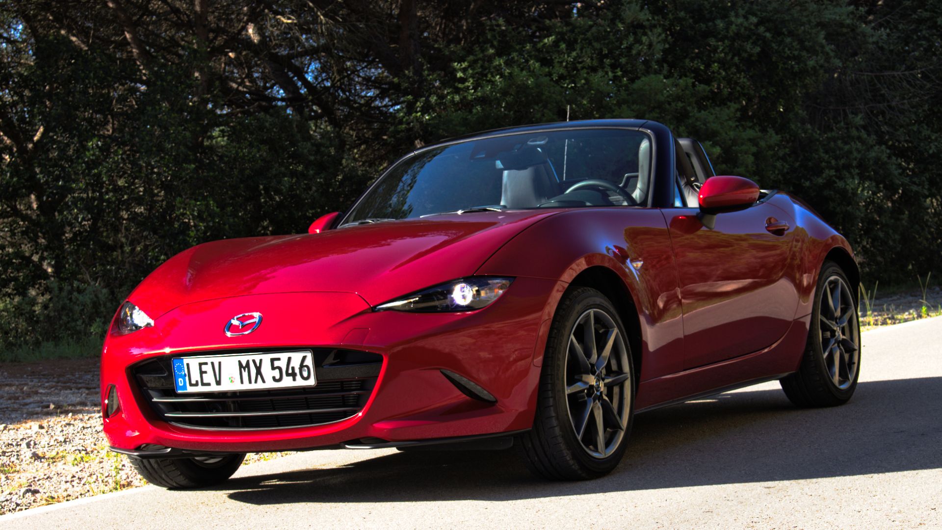 File:2015 Mazda MX-5 ND 2.0 SKYACTIV-G 160 i-ELOOP Rubinrot-Metallic Vorderansicht.jpg