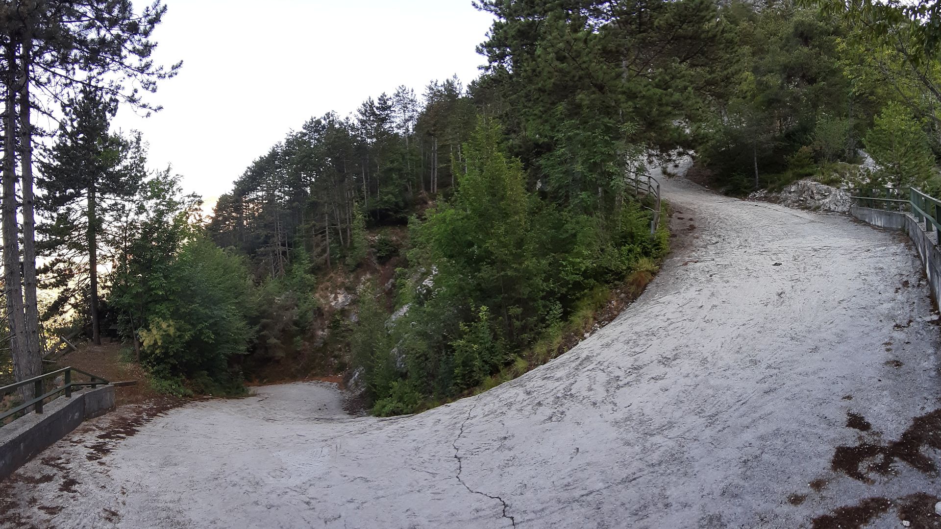 File:Salita Scanuppia - Malga Palazzo 08.jpg