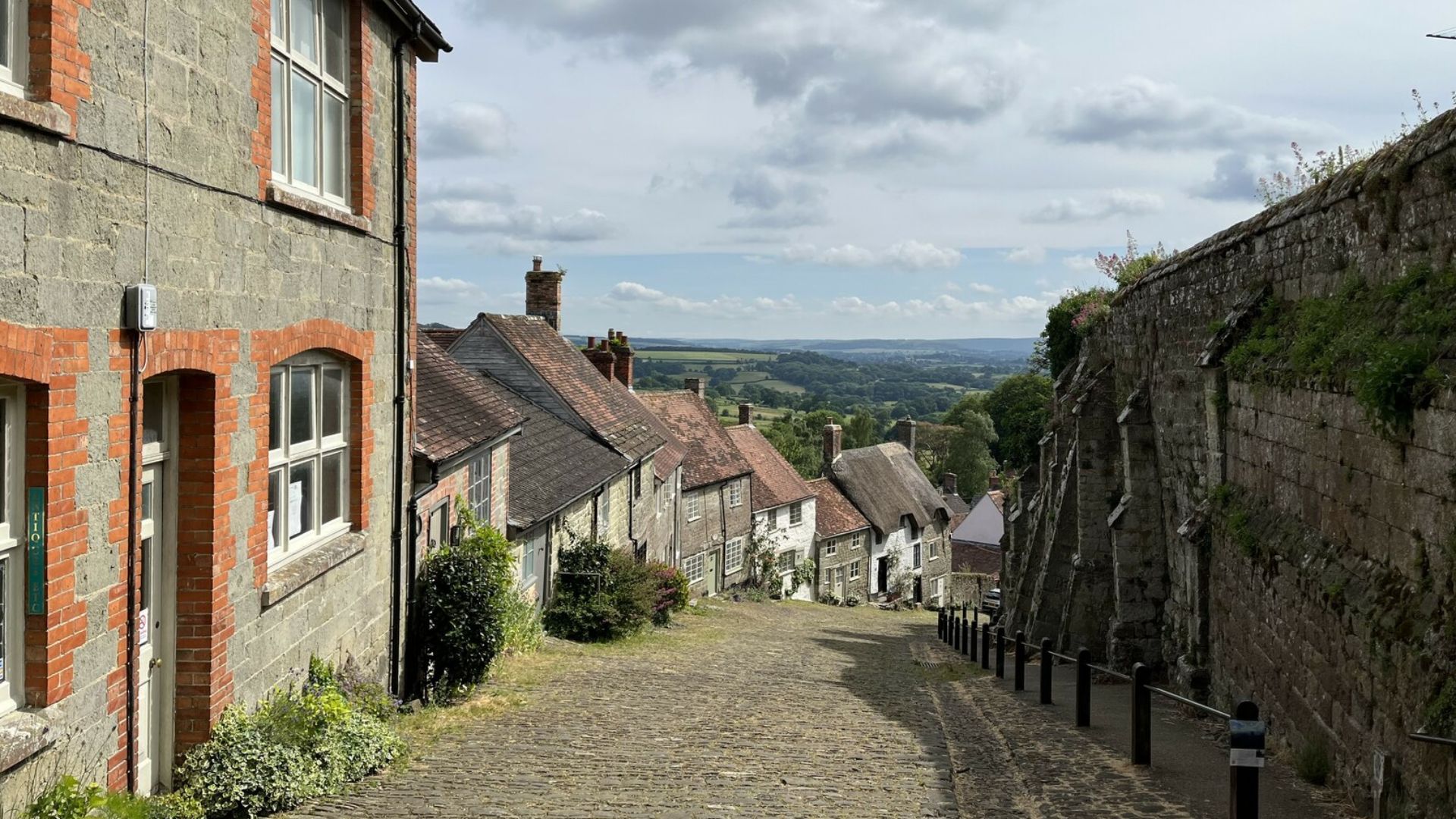 File:Gold Hill, Shaftesbury (geograph 7844858).jpg