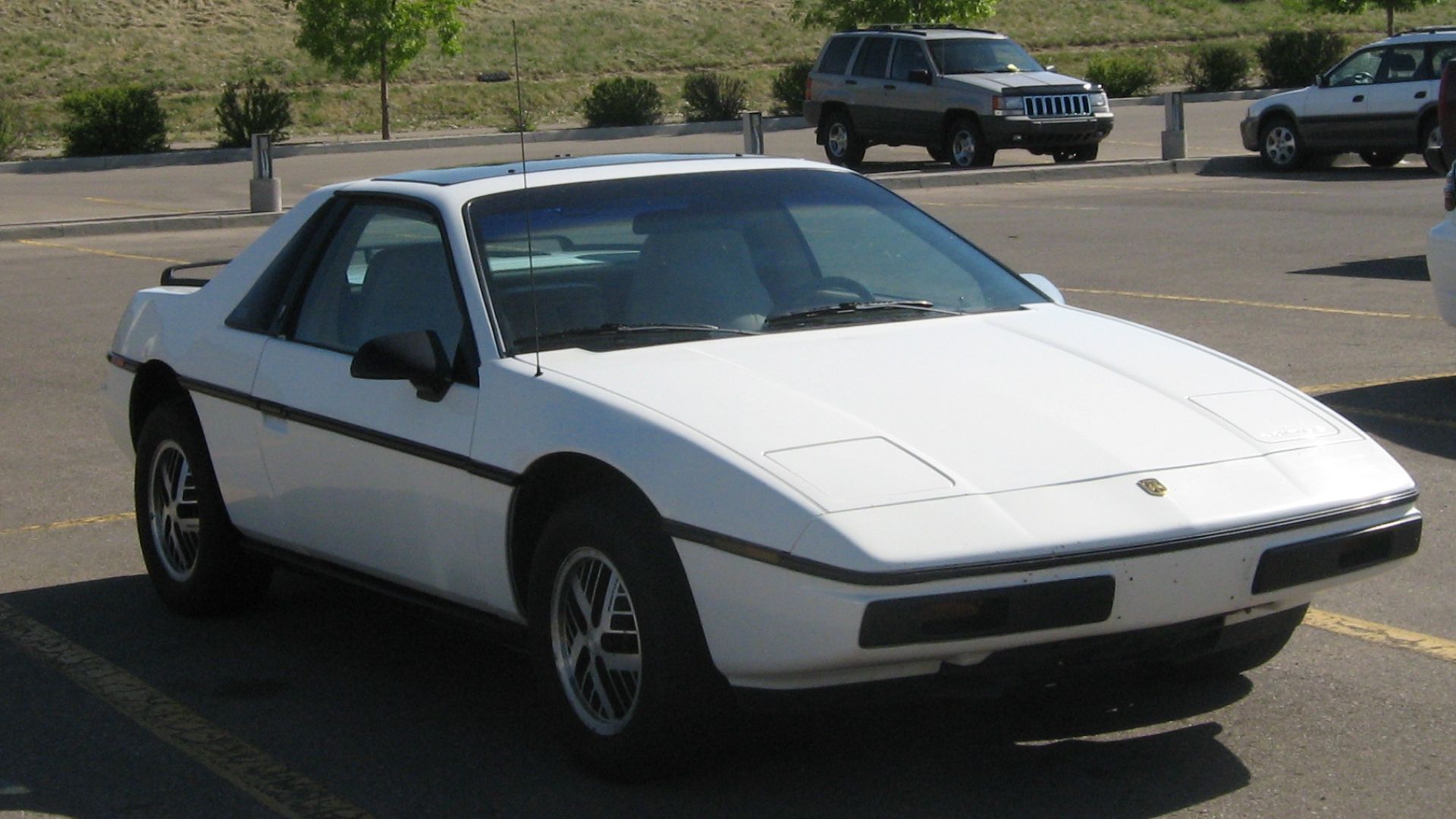 File:Pontiac Fiero (3597354955).jpg