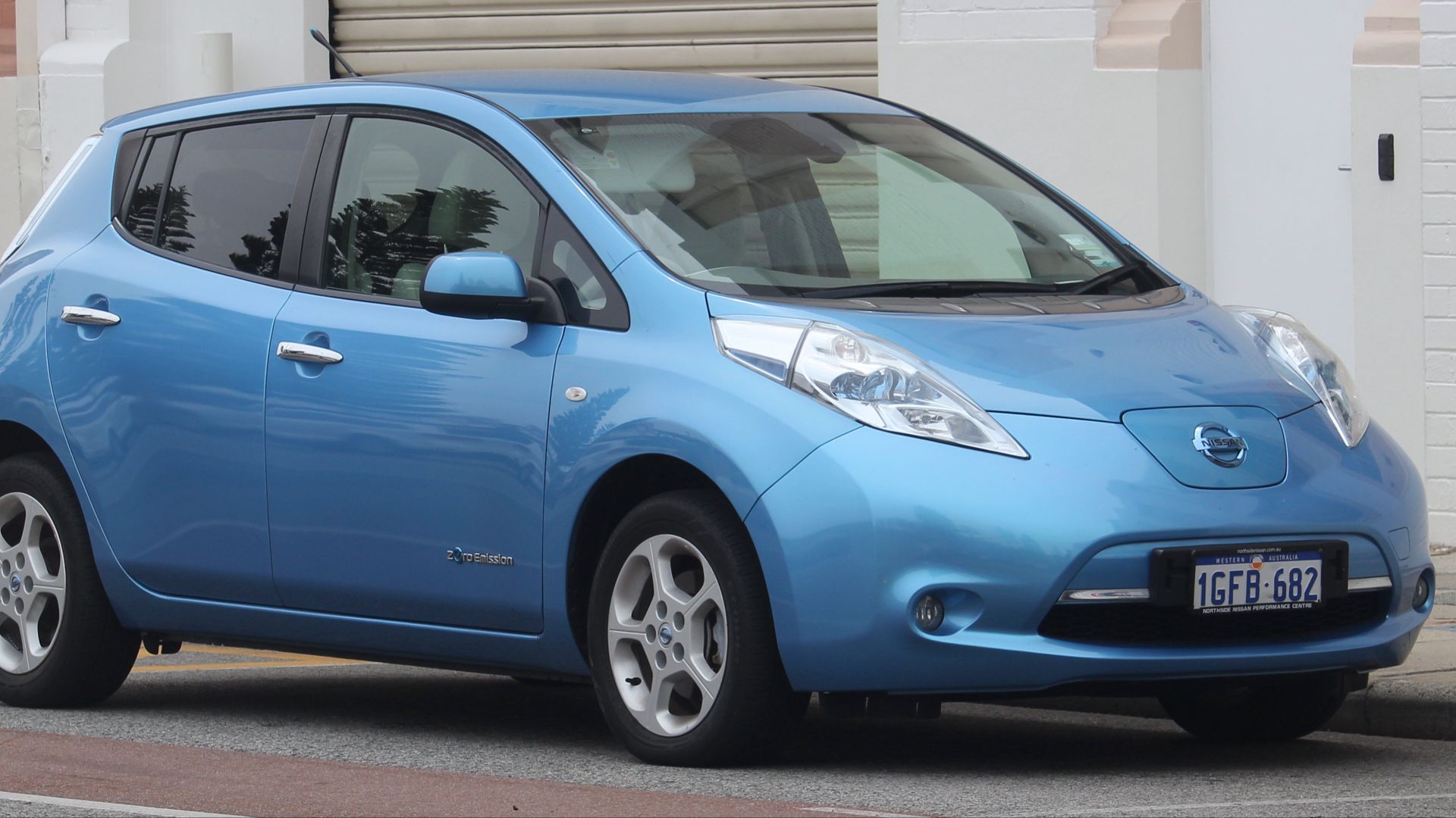 File:2017 Nissan LEAF (ZE0 MY17) hatchback (2018-11-02) 01.jpg