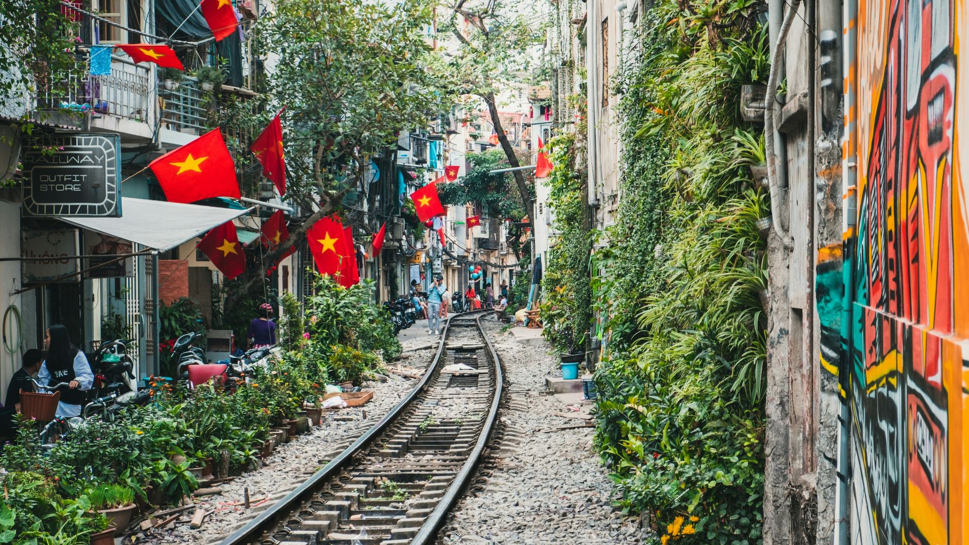 a train track running through an alley way