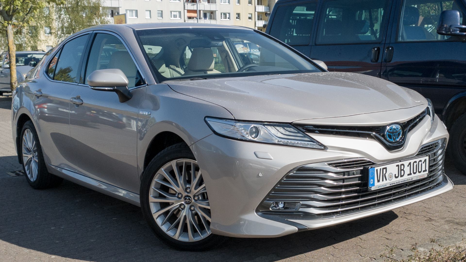 File:Toyota Camry Hybrid, Ribnitz-Damgarten (LRM 20200504 165212).jpg