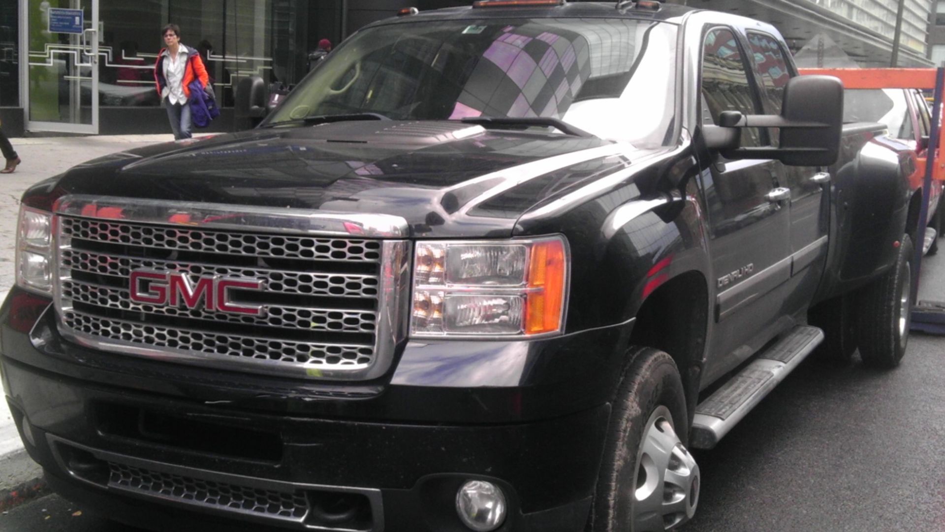 File:GMC Sierra 3500HD Denali GMT912.jpg