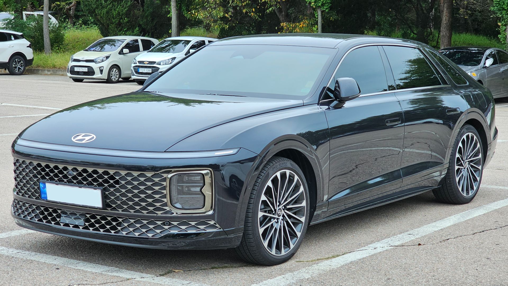 File:Hyundai Grandeur Calligraphy GN7 Biophilic Blue Pearl (5).jpg