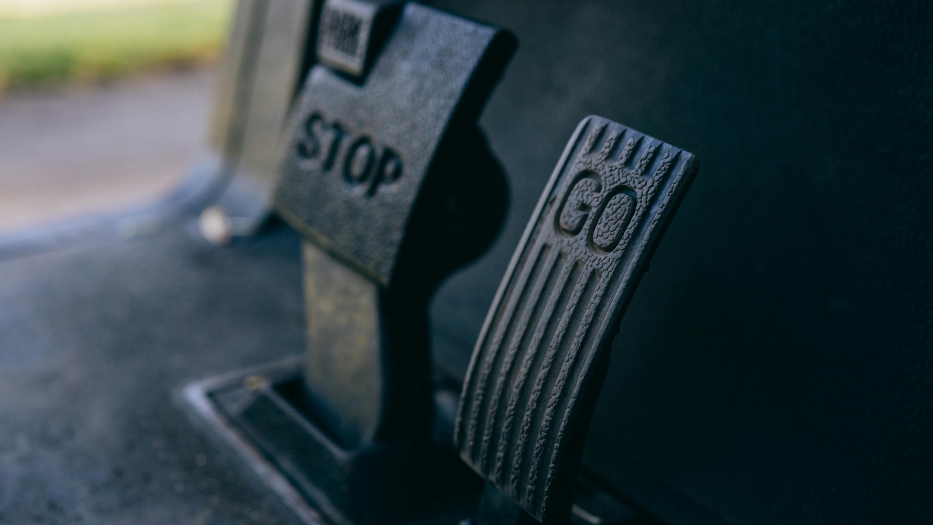 Overconfident Driver 10 Mistakes Overconfident Drivers Make & 10 Nervous Drivers Do ...