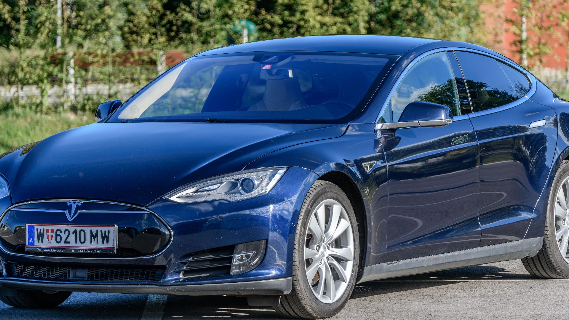File:20180630 Tesla Model S 70D 2015 midnight blue left front.jpg