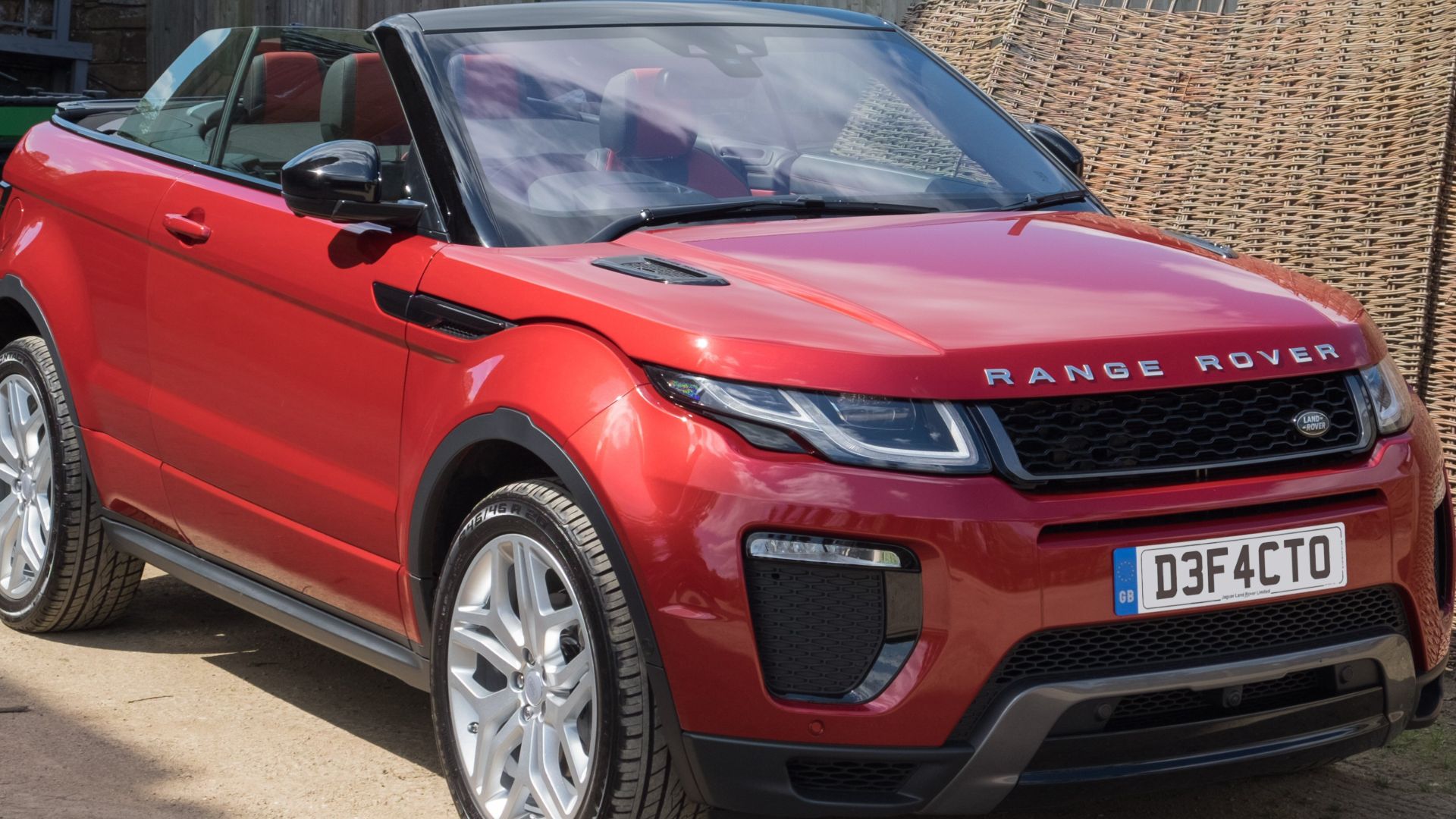 File:Land Rover Range Rover Evoque Convertible 2016 - front three-quarter.jpg