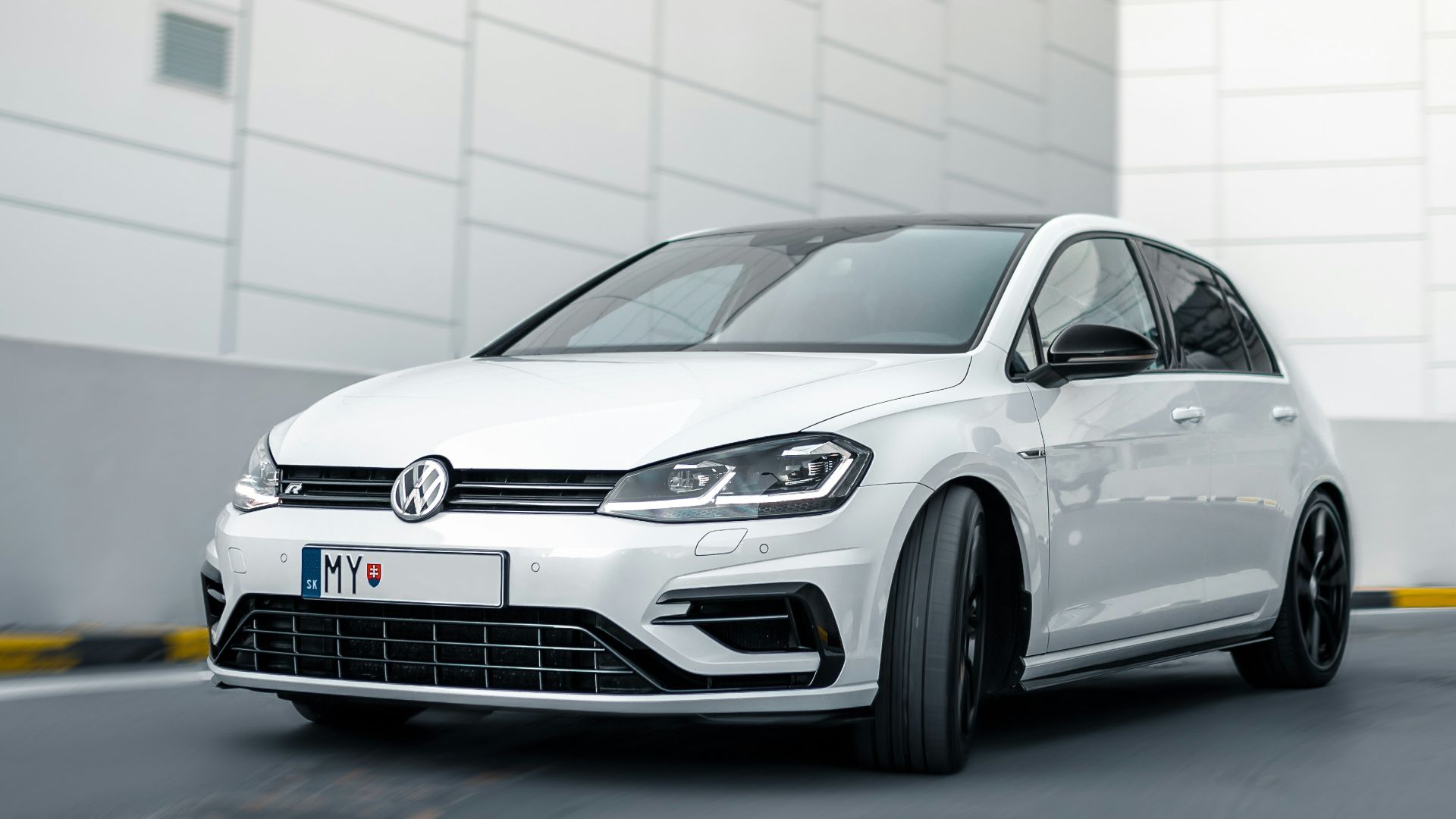 white Volkswagen vehicle during daytime