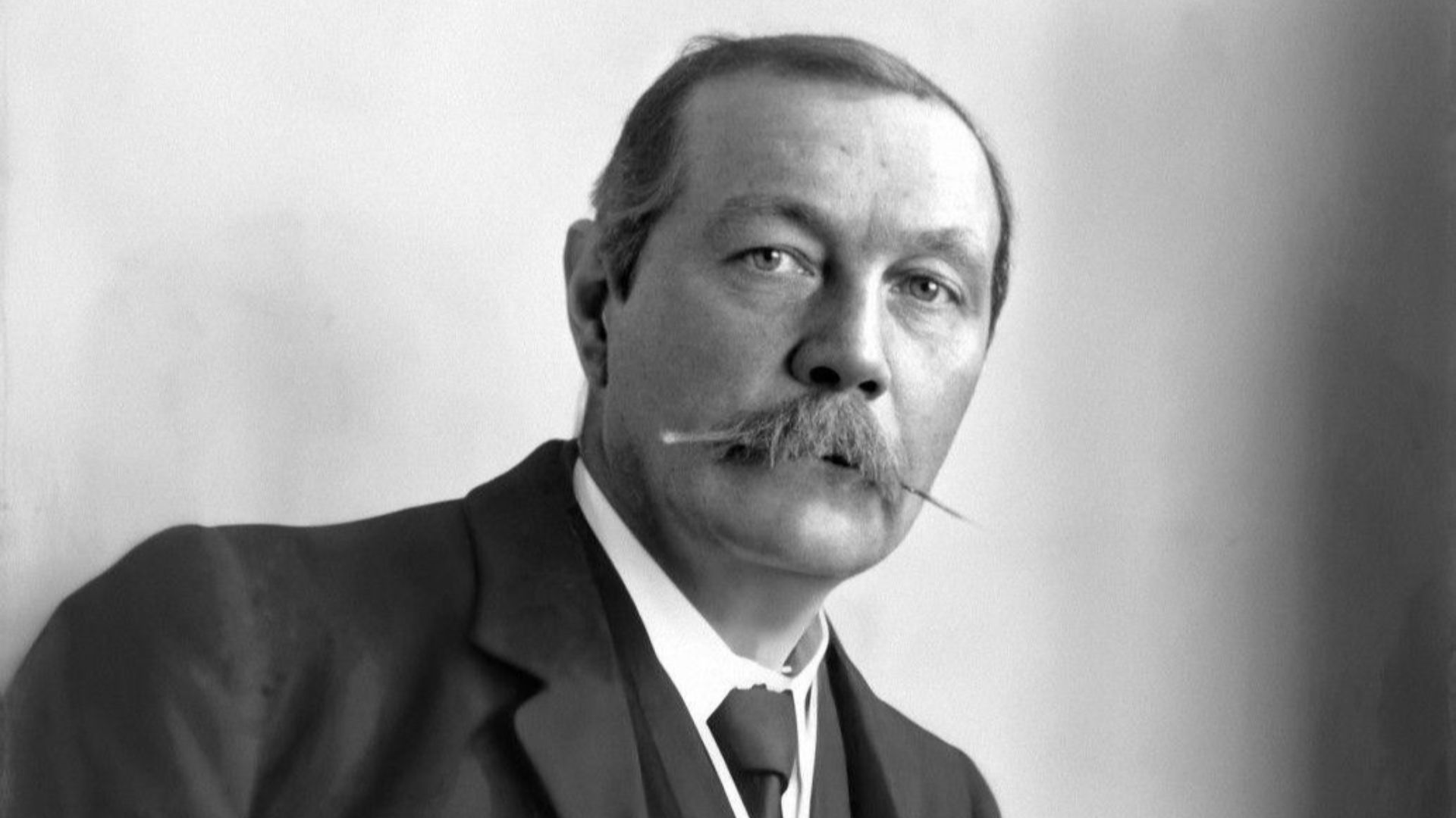File:Arthur Conan Doyle by Walter Benington, 1914.png