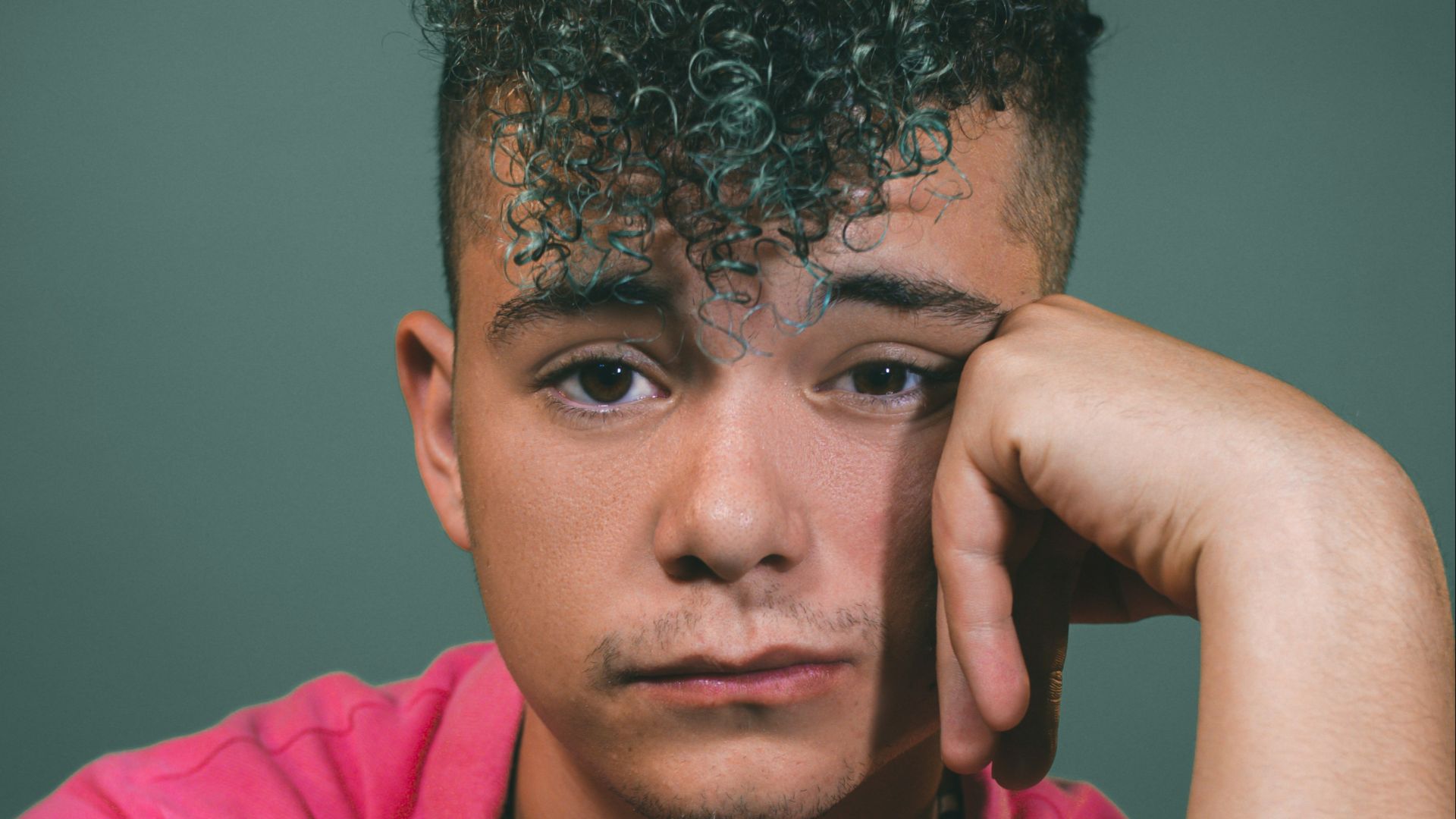 man in pink crew neck t-shirt