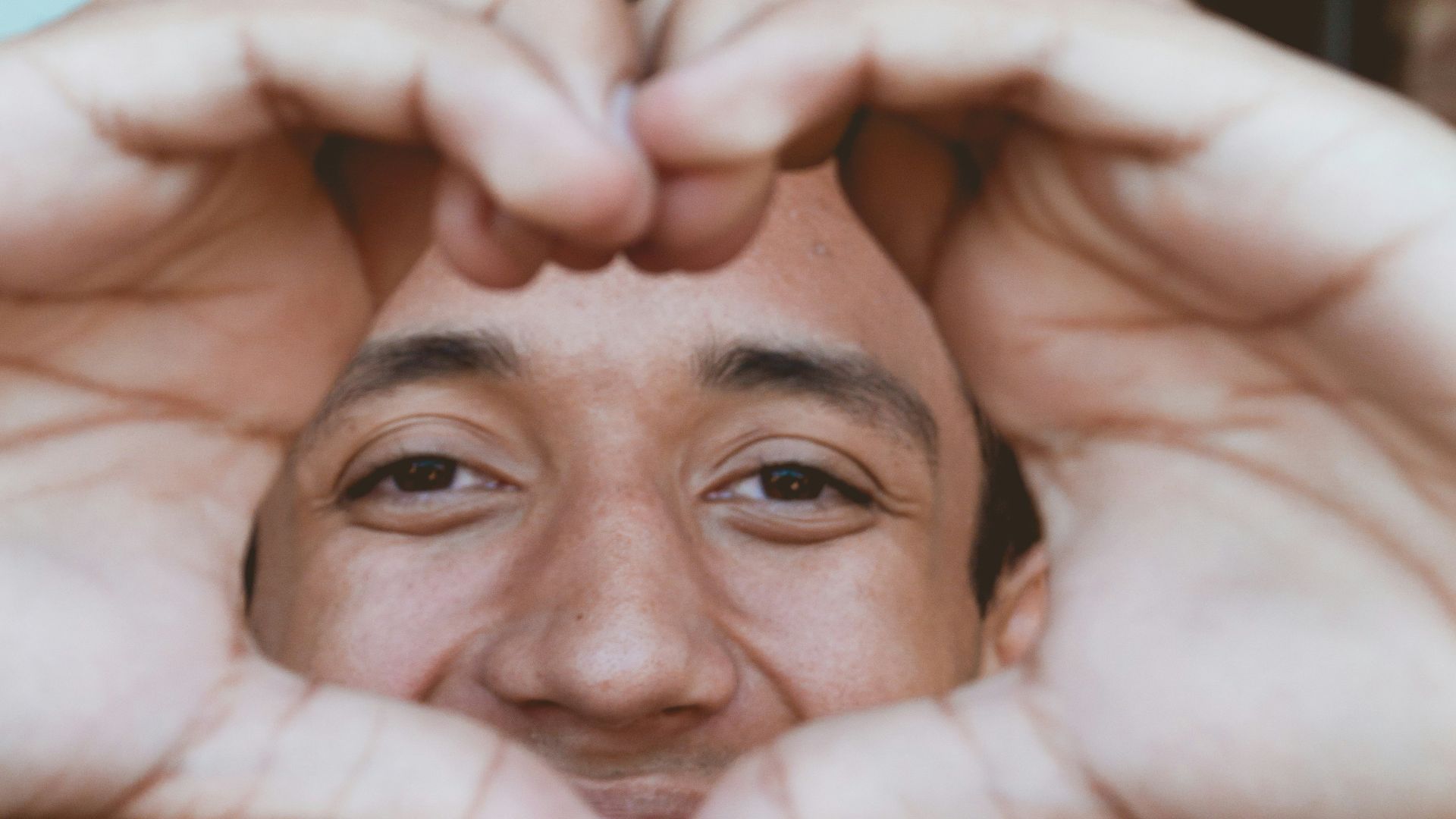 man in black crew neck shirt