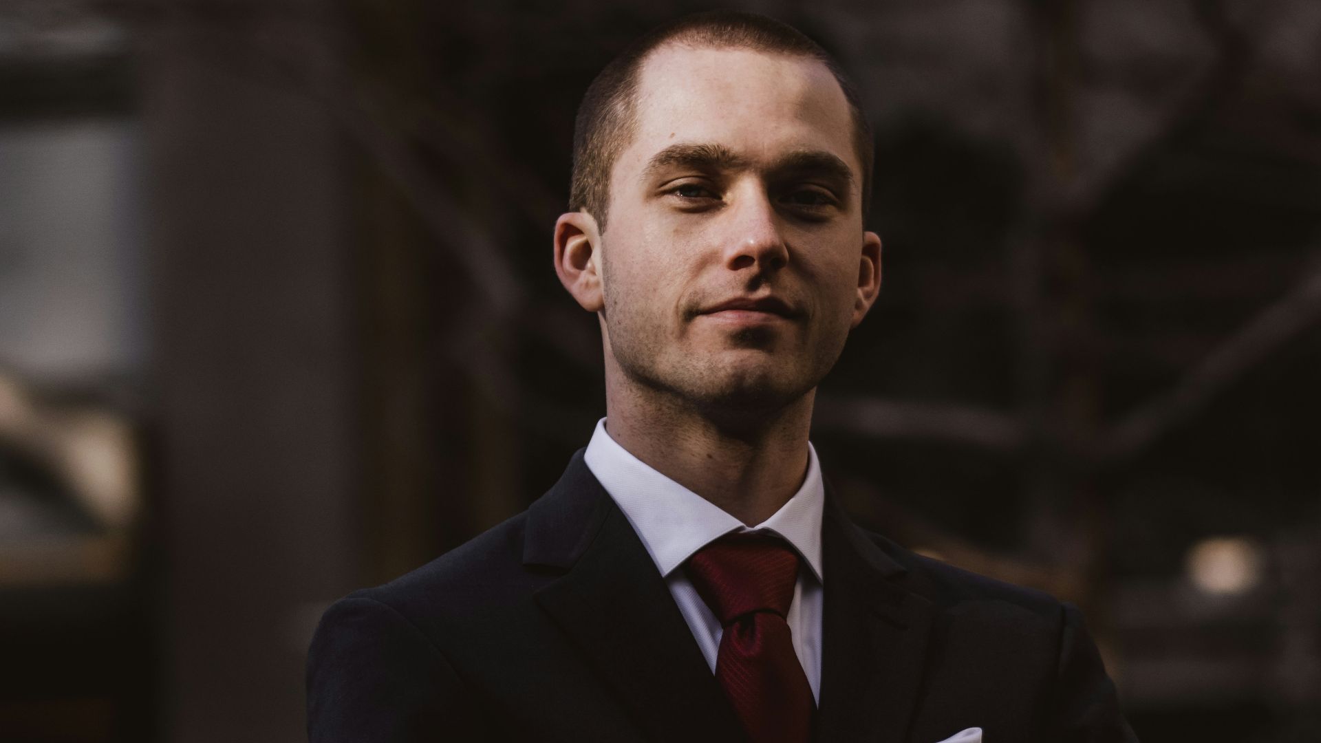 man wearing black notched lapel suit jacket in focus photography