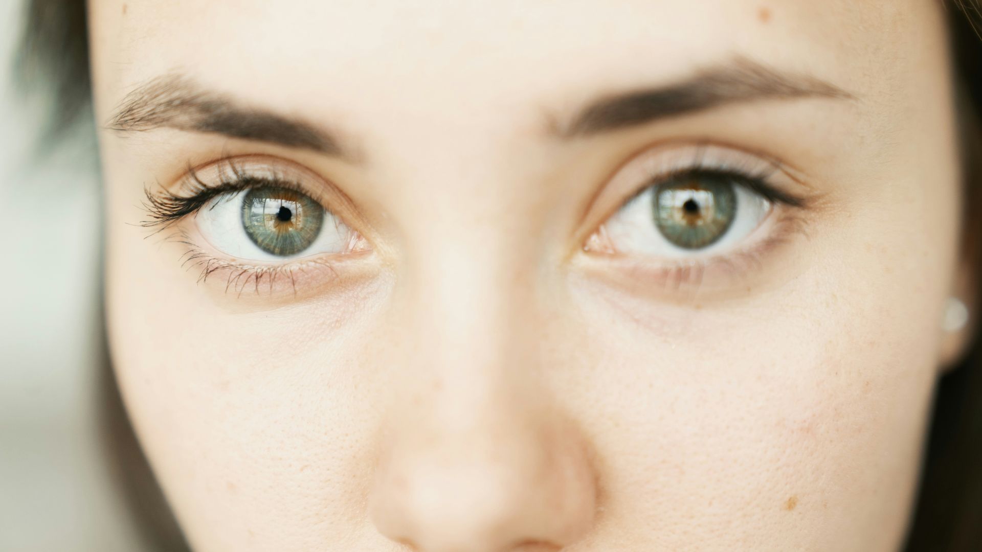 closeup photo of woman's face