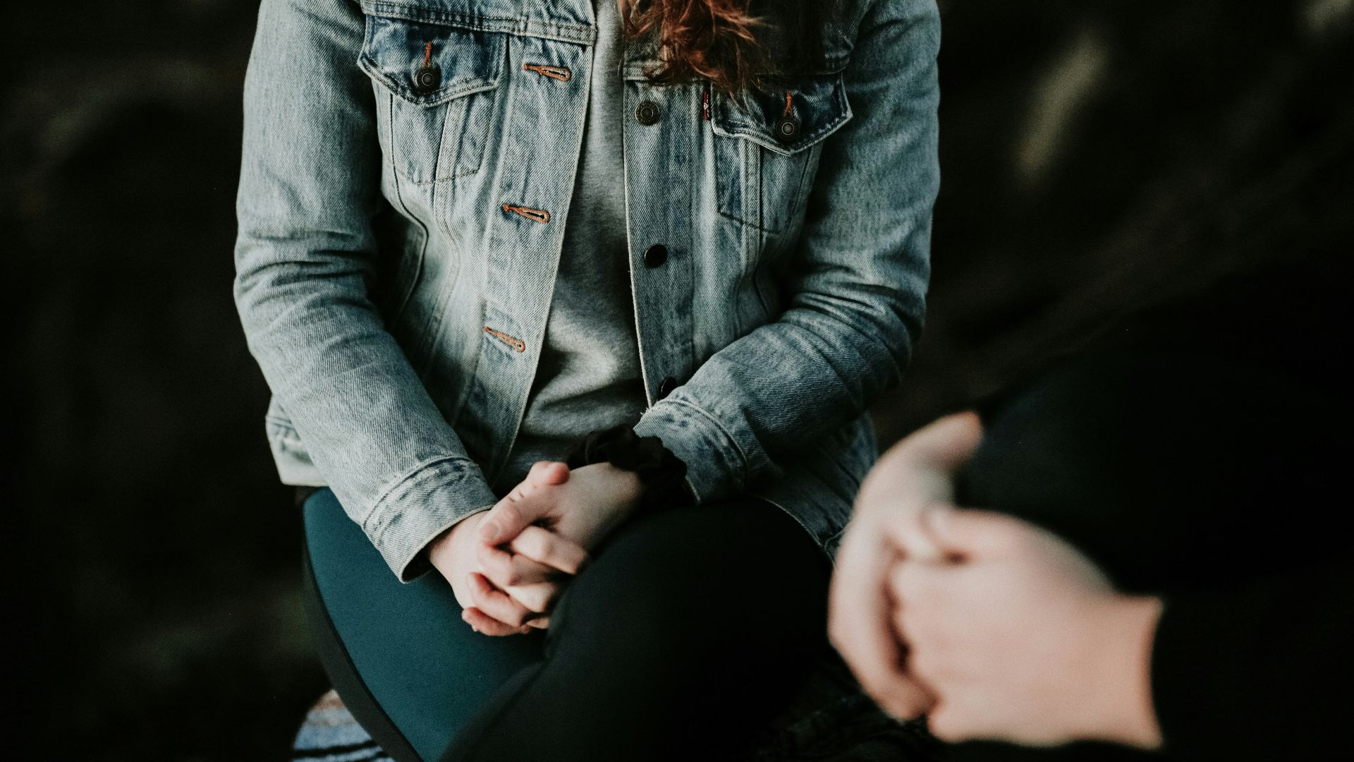 woman wearing gray jacket