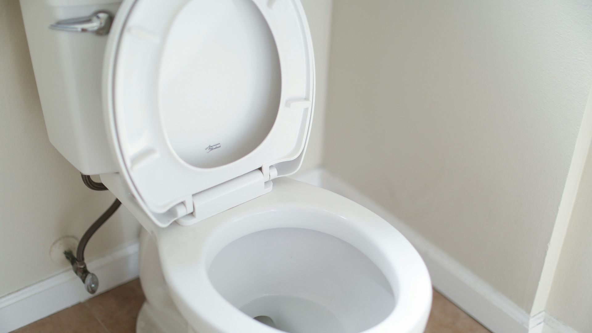white ceramic toilet bowl with cover