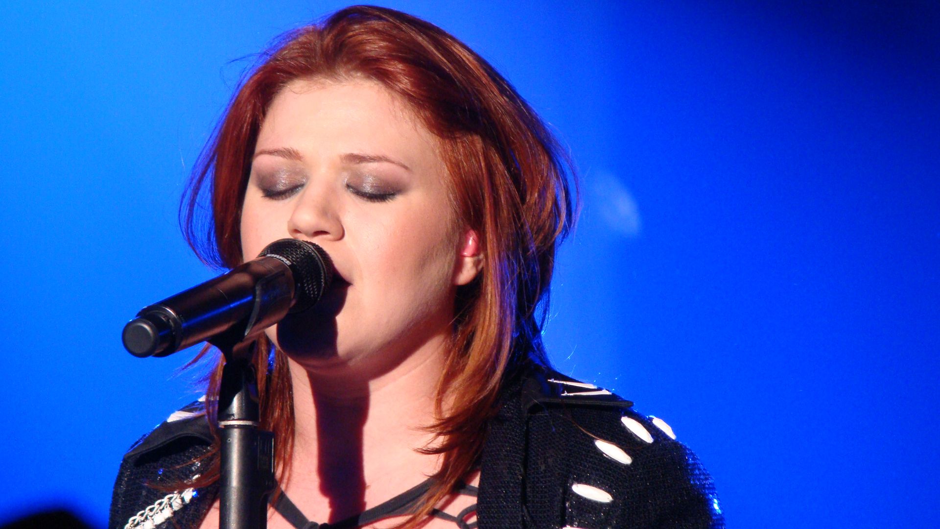 File:Kelly Clarkson 2010-02-13.jpg