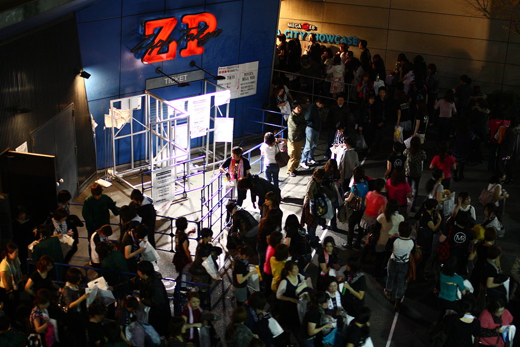 1024px-crowds_in_zepp_tokyo-1539186180481.jpg