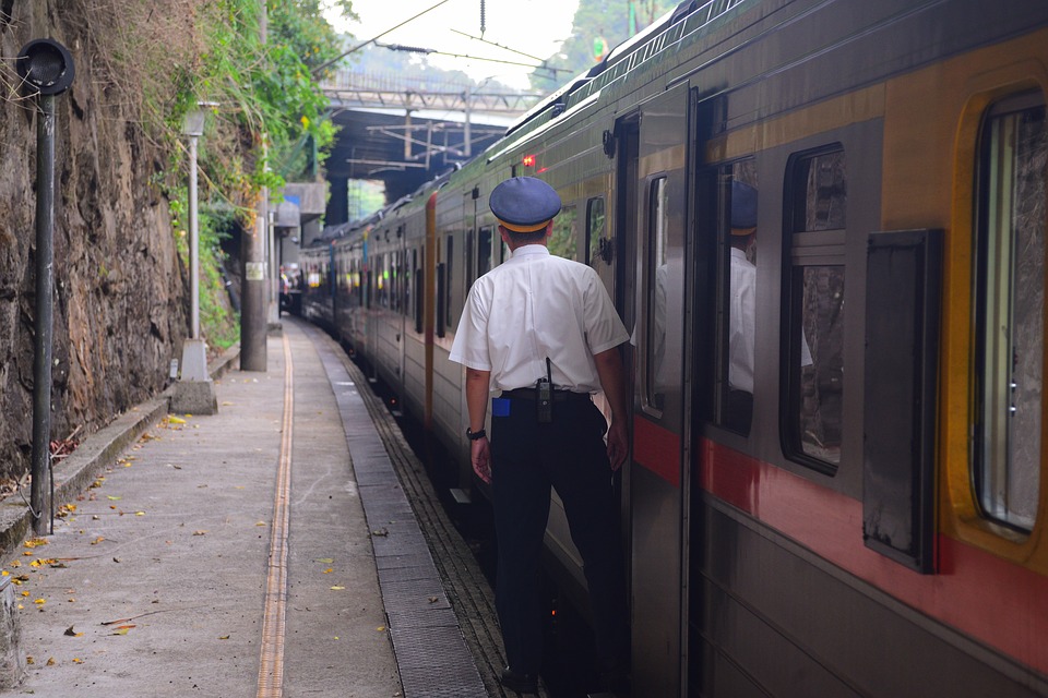 railway-train-3153742_960_720-1541465020030.jpg