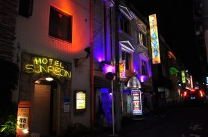Shibuya_-_Hotel_Sunreon_love_hotel_01_15554736517-300x199.jpg