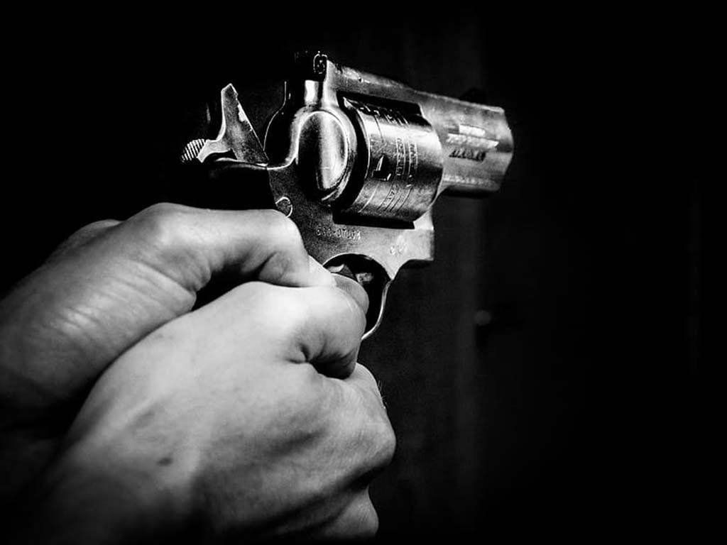 resizegun-hands-black-weapon.jpg.optimal.jpg