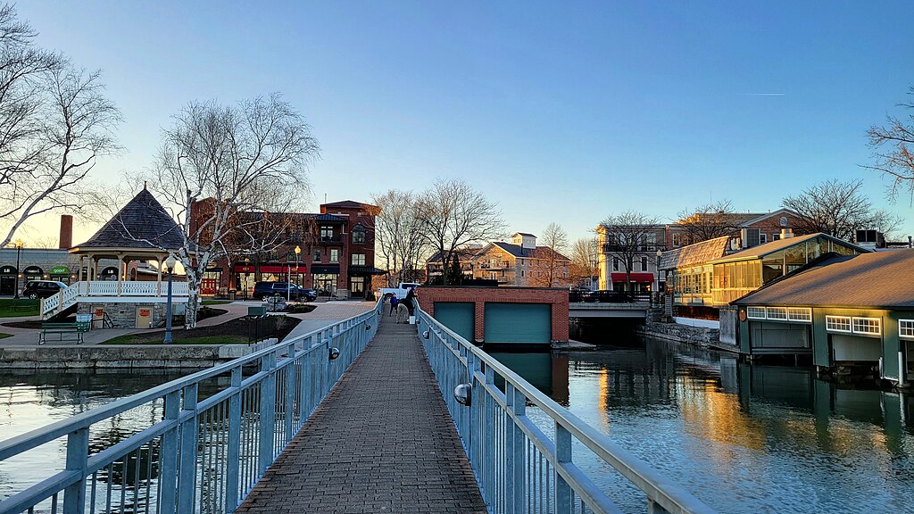 1024Px-Genesee Street As Seen From Skaneateles Lake Pier
