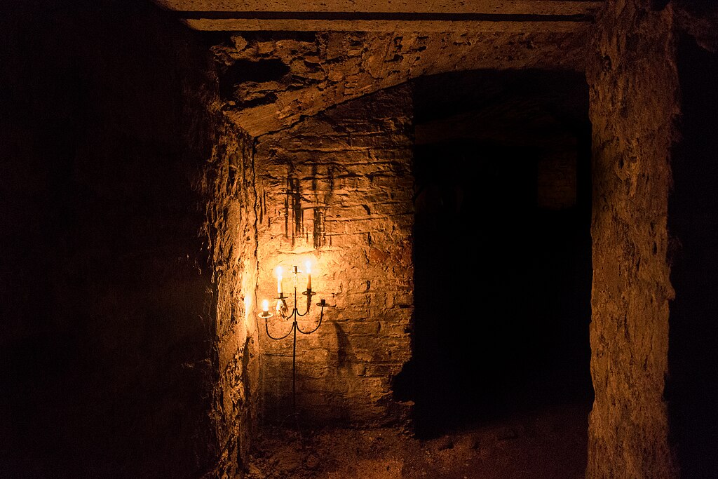 1024Px-Edinburgh Vaults (15111447460)
