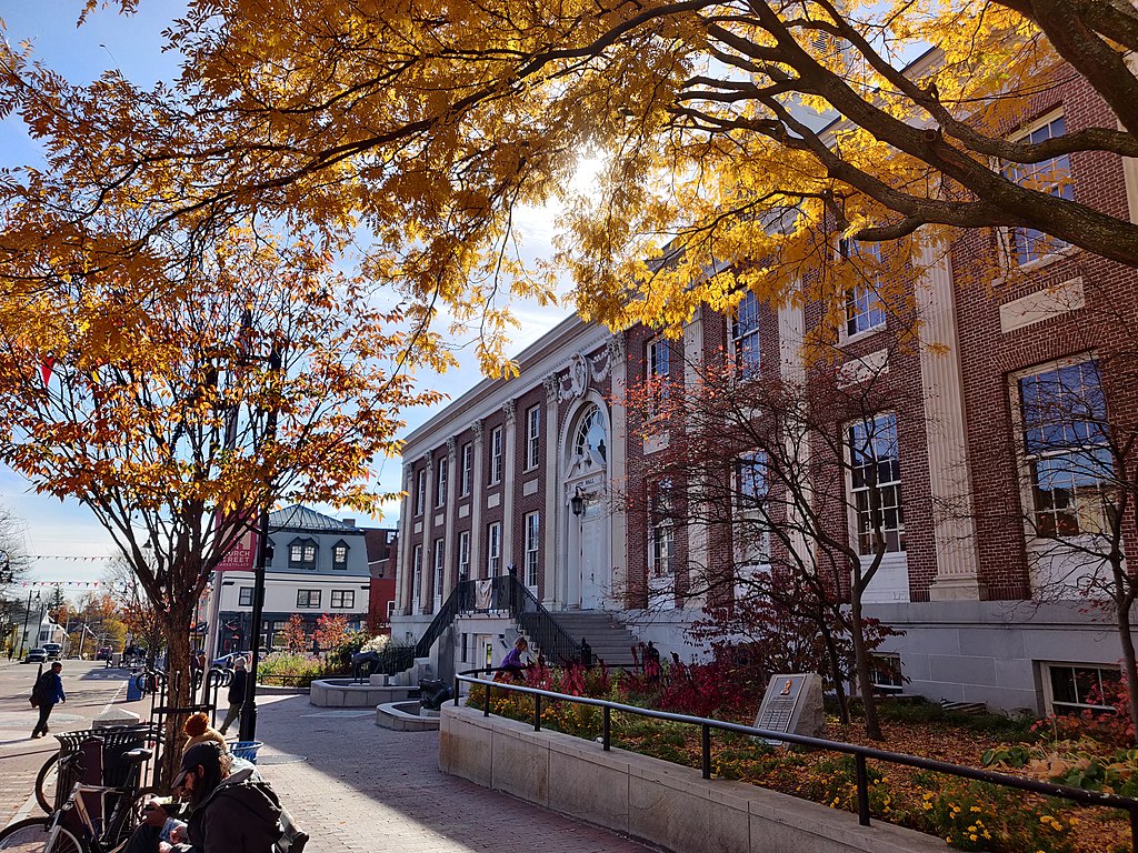 1024Px-Burlington City Hall In Autumn