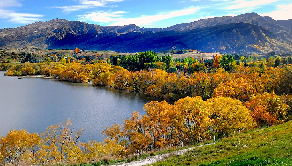 1024Px-Autumn. Lake Hayes. Otago. (51829297061)