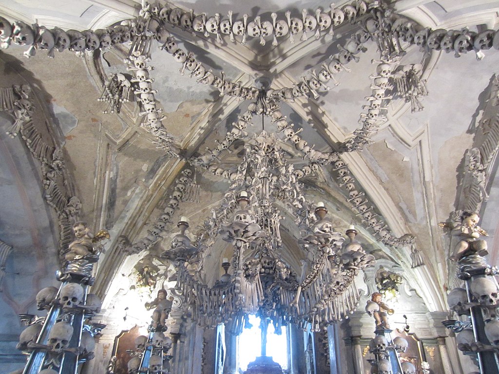 1024Px-Sedlec Ossuary - Interior 6