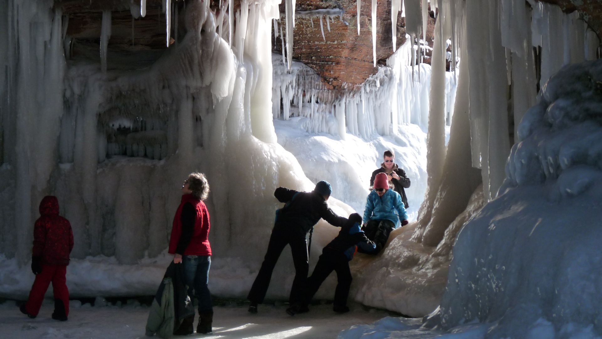 File:Apostle Island Sea Cave in Winter.jpg