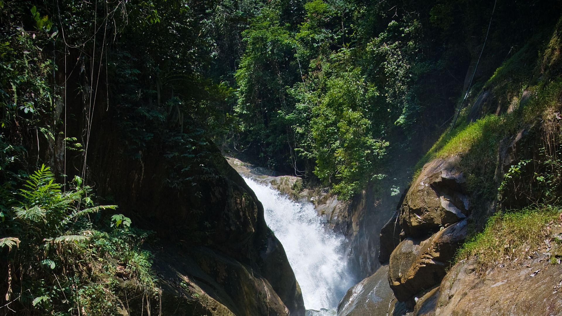 File:Sg Chiling Waterfall.jpg