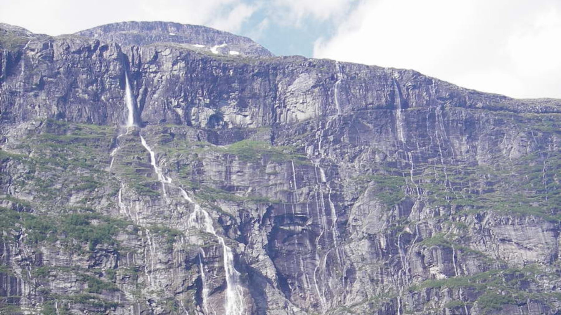 File:Vinnufossen, Sunndal, Norway (front).jpg
