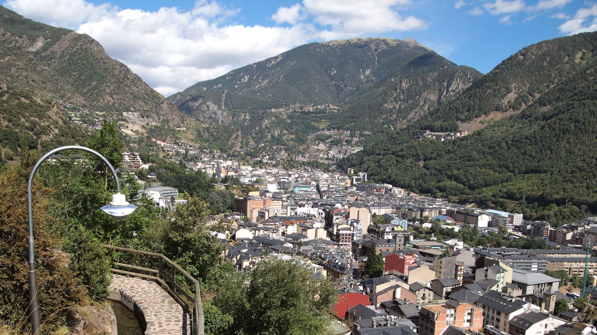 File:Andorra la Vella - footpath.jpg