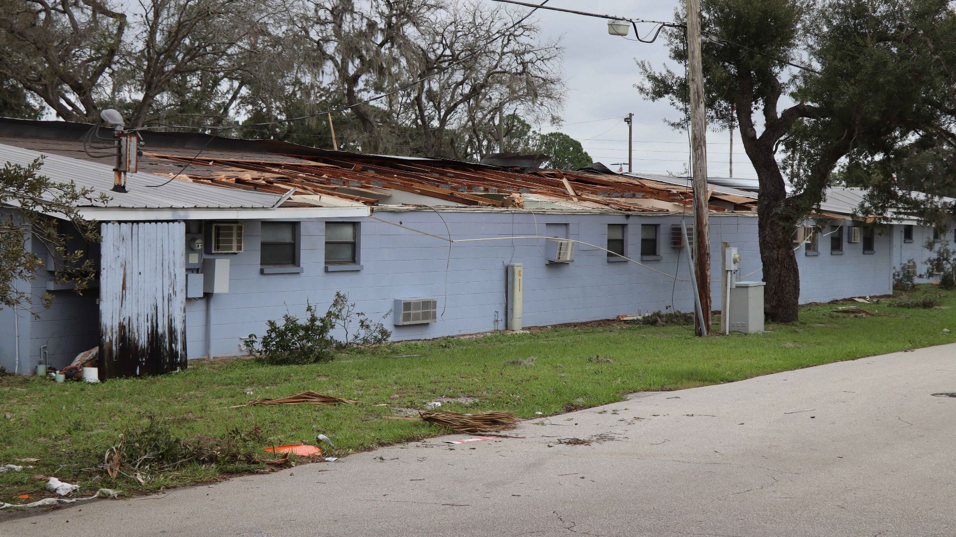 File:EF0 damage in Avon Park, Florida.jpg