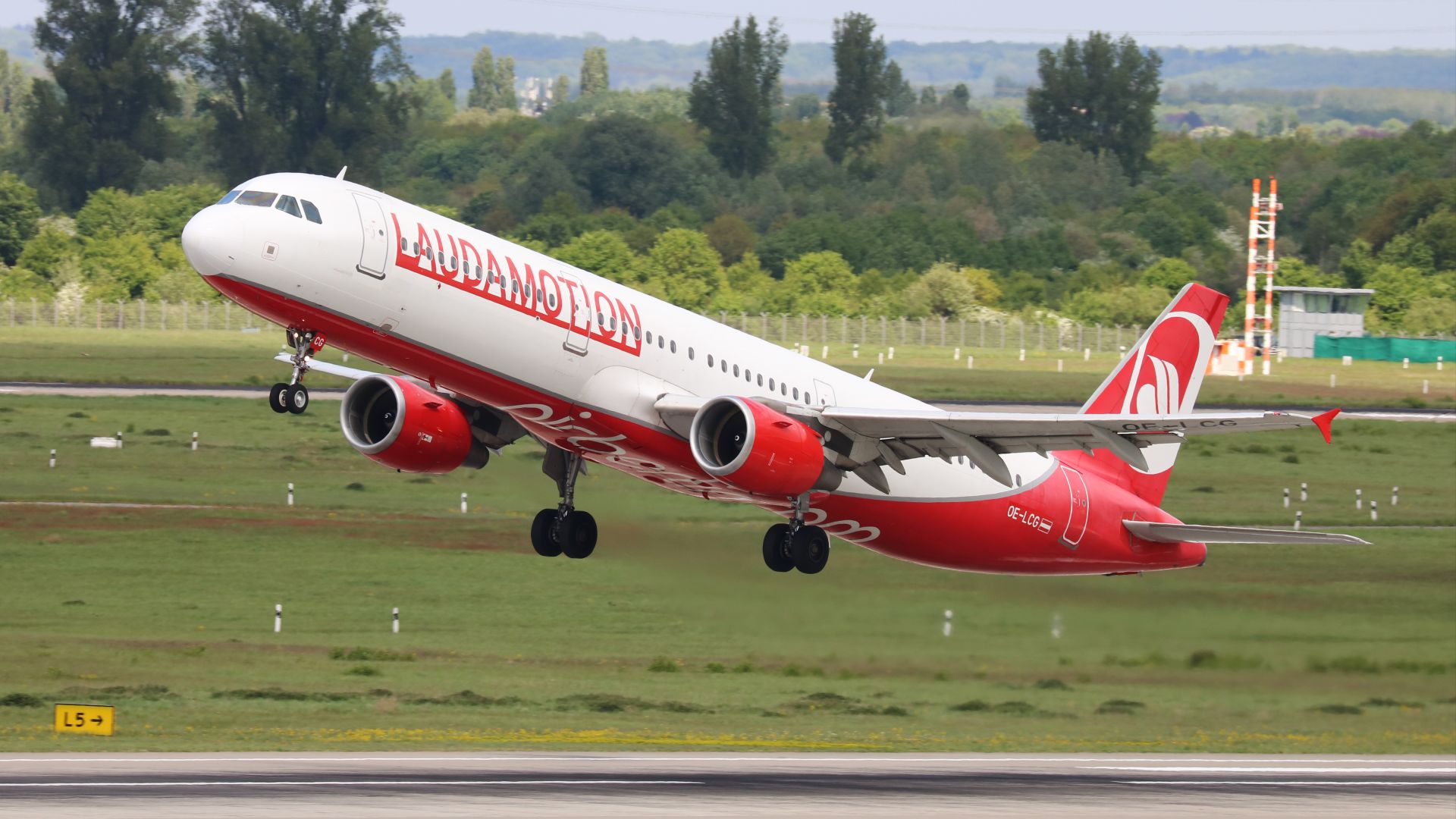 File:OE-LCG Airbus A321-200 Laudamotion DUS 2018-04-28 (12a) (41132697674).jpg