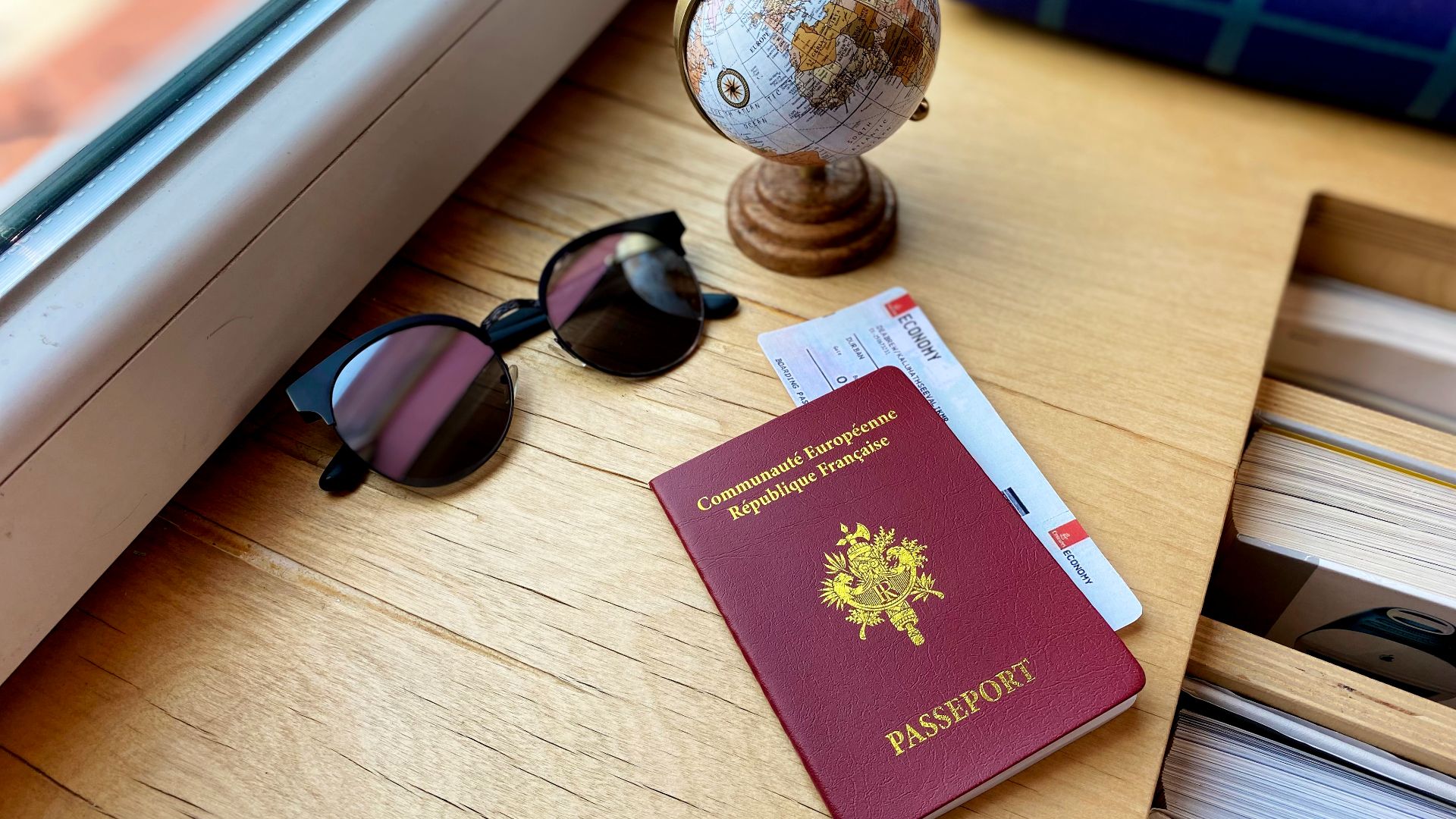 File:Passport of France.jpg