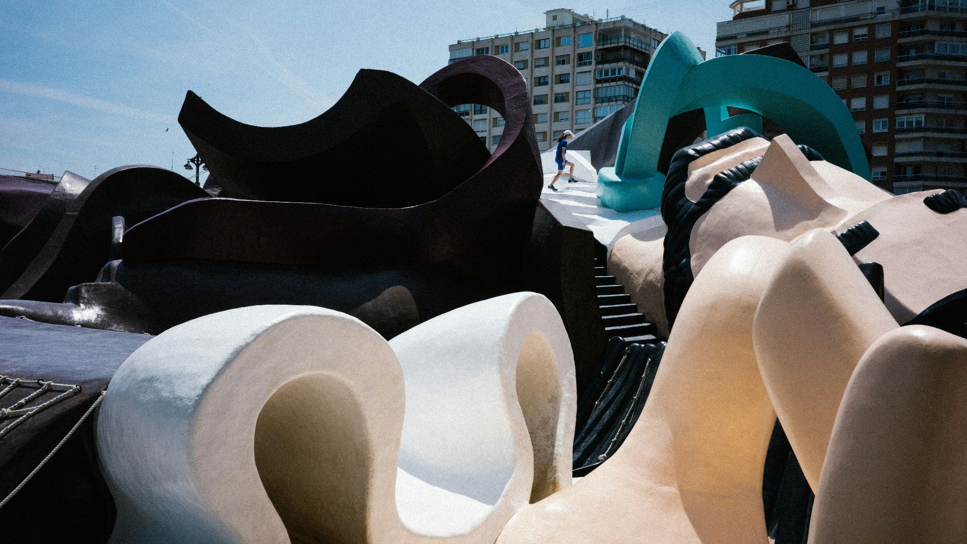 A row of white and black chairs sitting next to each other