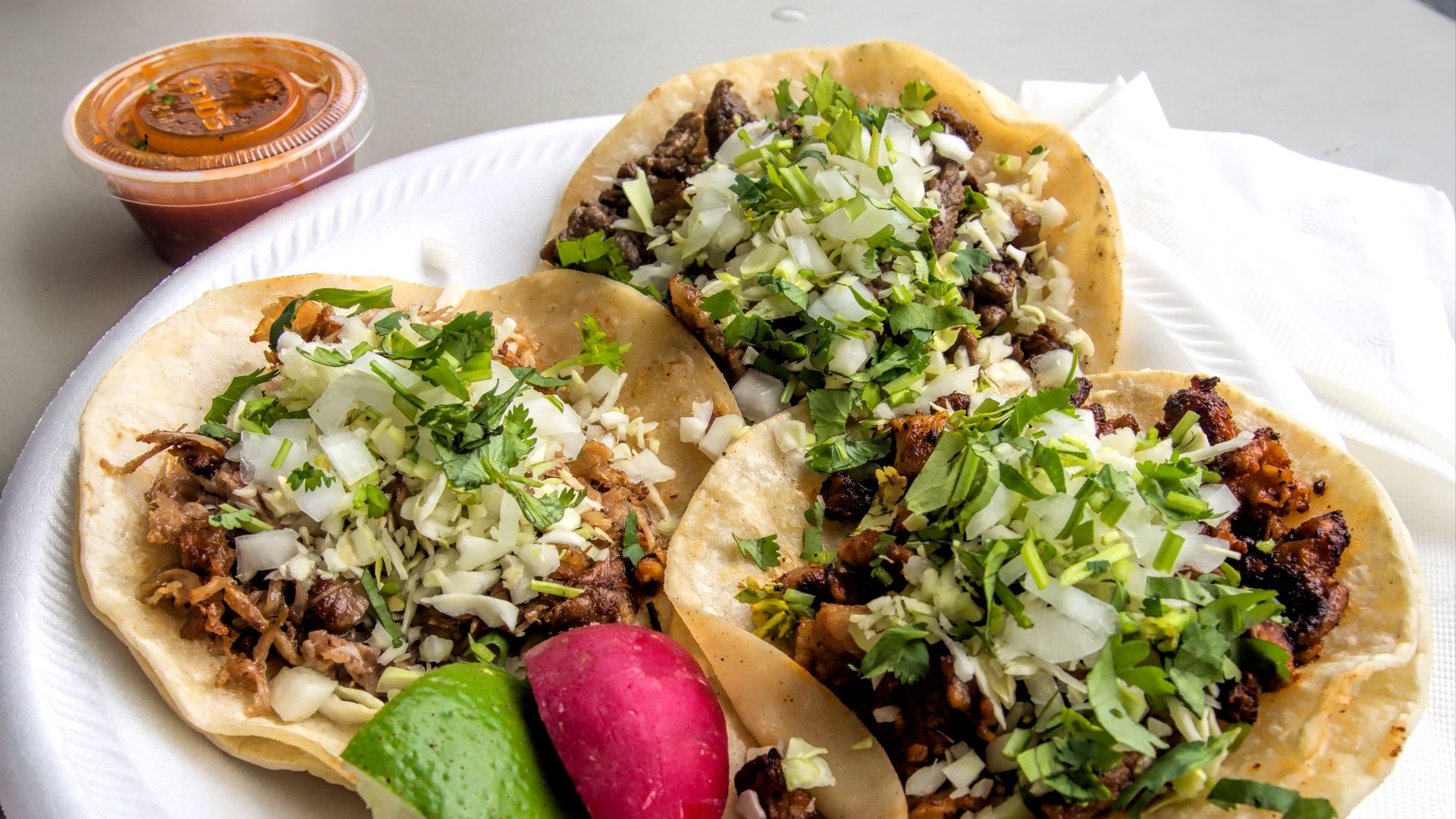 File:001 Tacos de carnitas, carne asada y al pastor.jpg