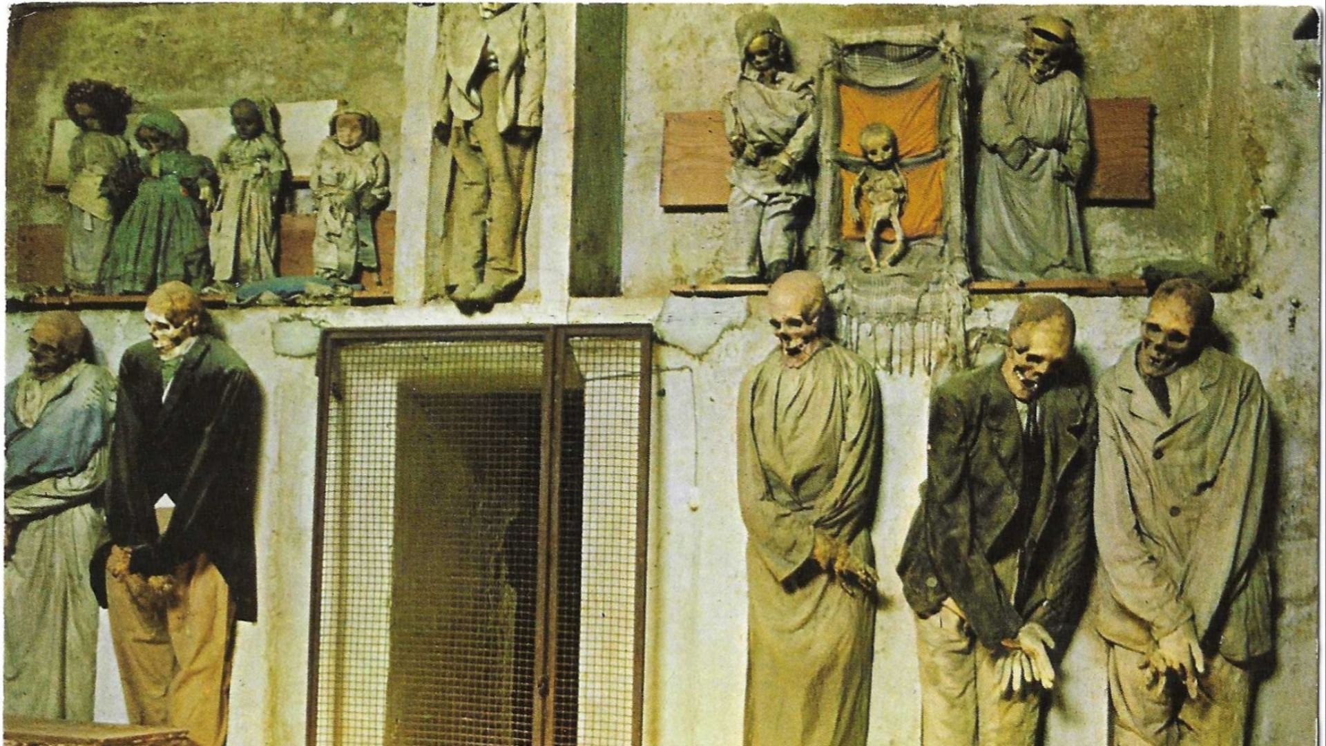 File:Catacombe dei Cappuccini (corridoio dei professionisti) (3) (front).jpg