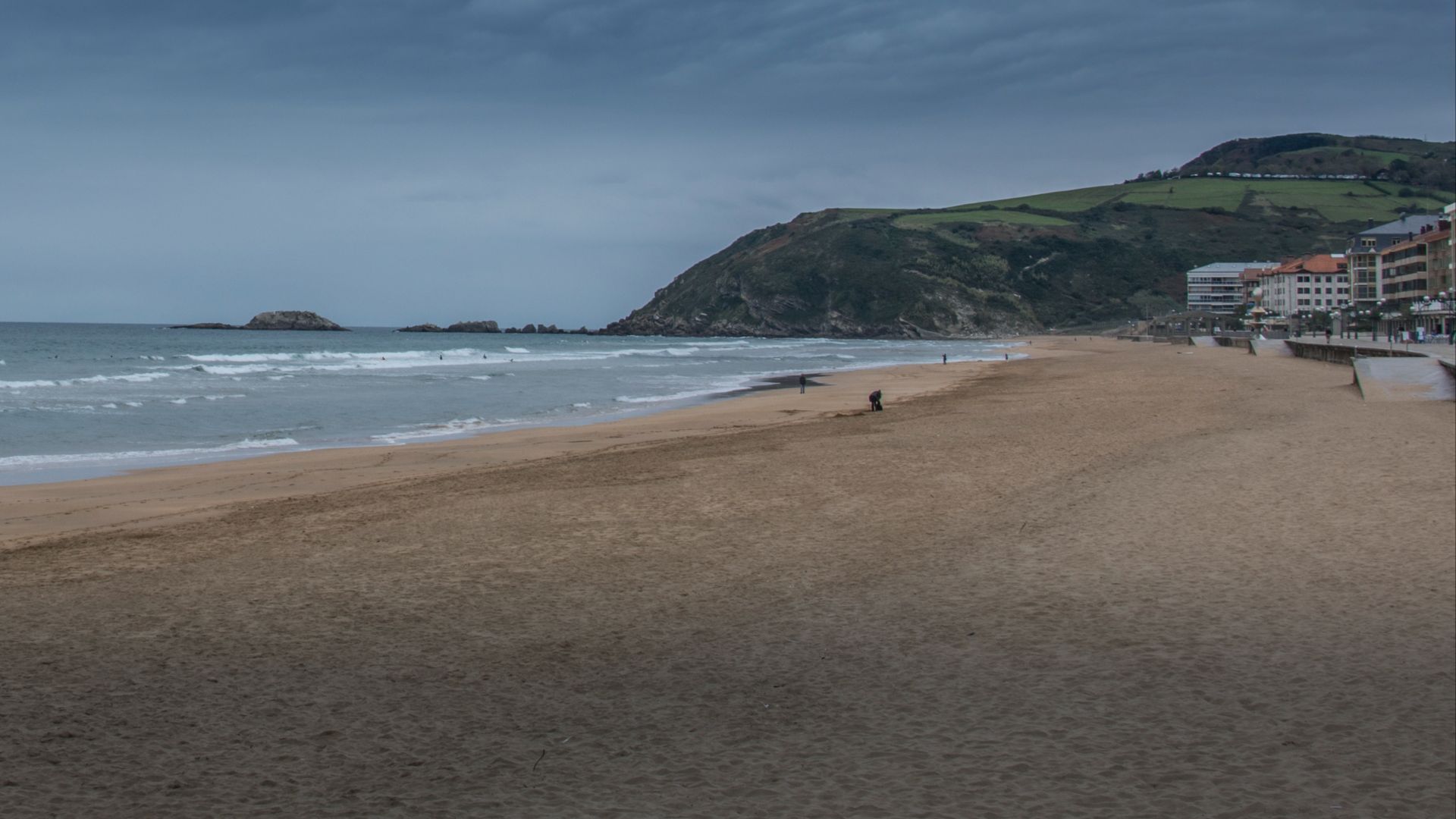 File:ES2120009-Iñurrita desde la playa de Zarautz- AGA7658.jpg