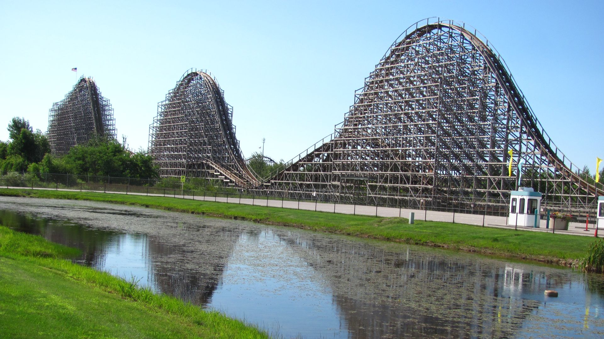 File:Michigan's Adventure Shivering Timbers track (7768933148).jpg