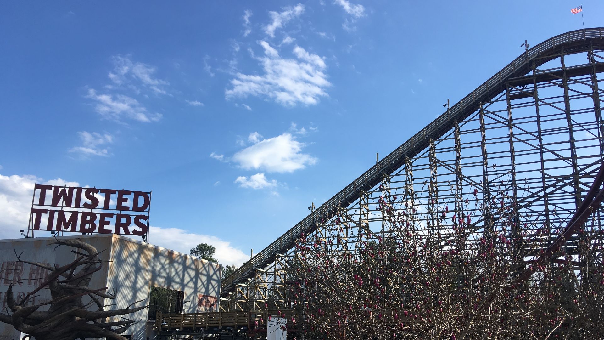 File:Twisted Timbers Sign and Lift Mar 2018.jpg