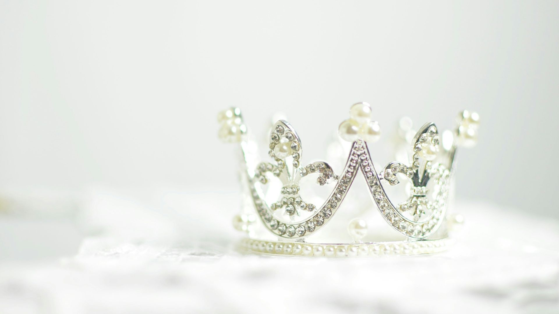 shallow photography of silver-colored crown