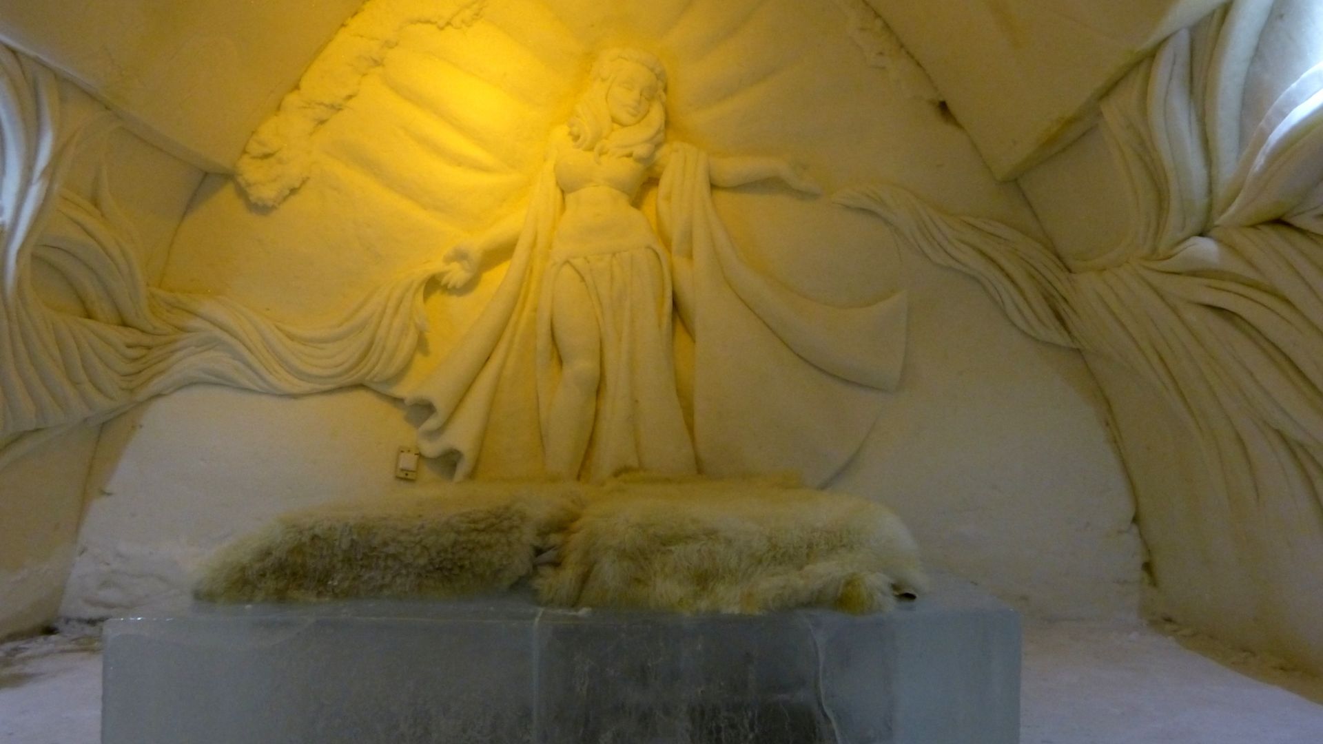 File:LumiLinna SnowCastle 2012, honeymoon suite.JPG