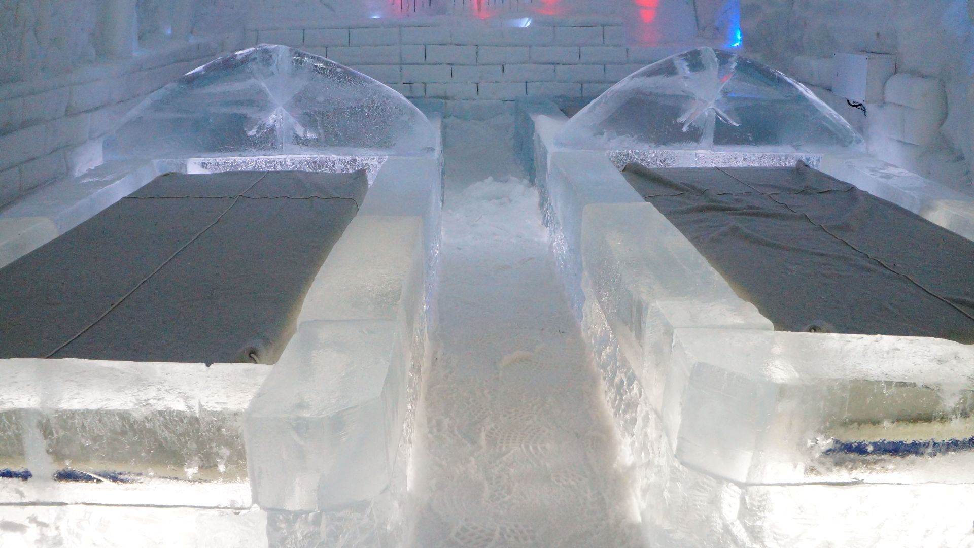 File:A bedroom for two people in Ice Hotel - panoramio.jpg