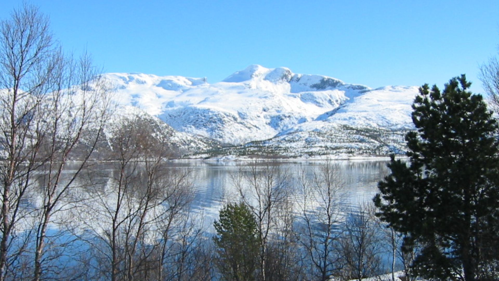 File:Tjeldsundet and mountains.jpg