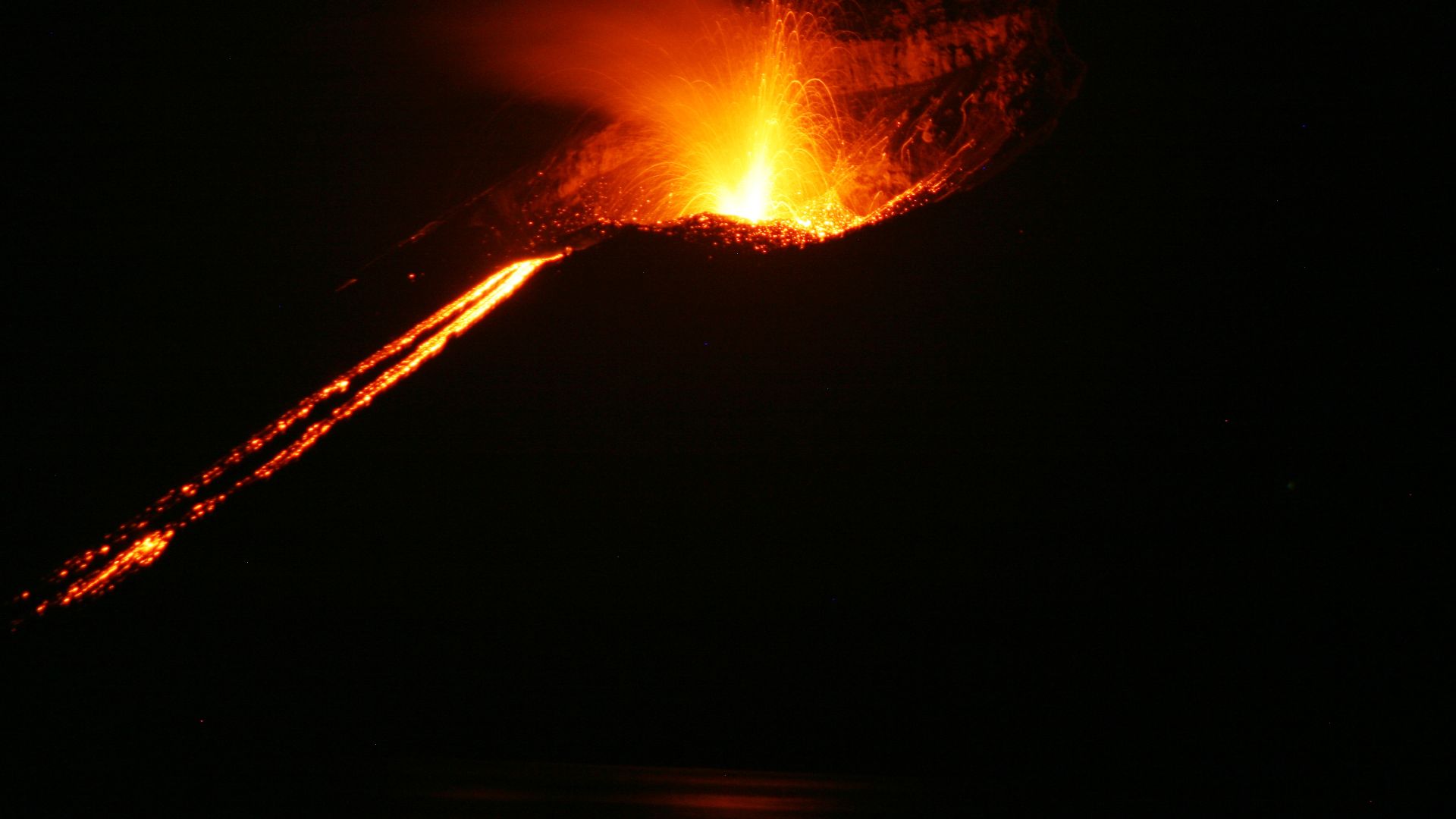 File:Krakatoa eruption 2008.jpg